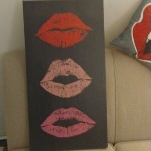Black and white lip sign